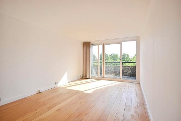 2 Bedroom Flat For Sale In Augustus Close, Brentford, TW8