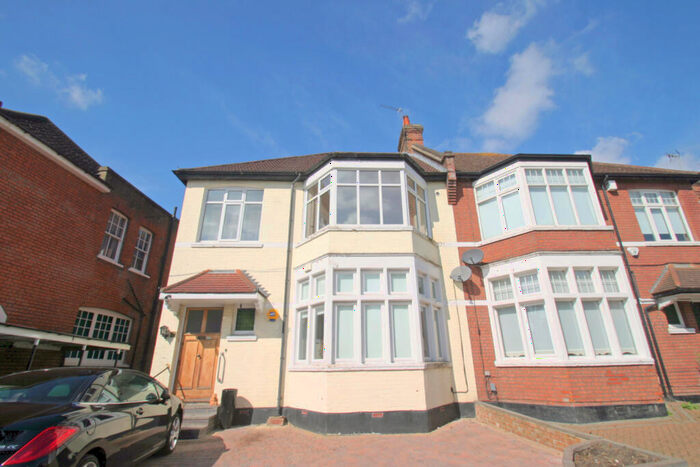 3 Bedroom Maisonette To Rent In Elm Park Road, Winchmore Hill, N21