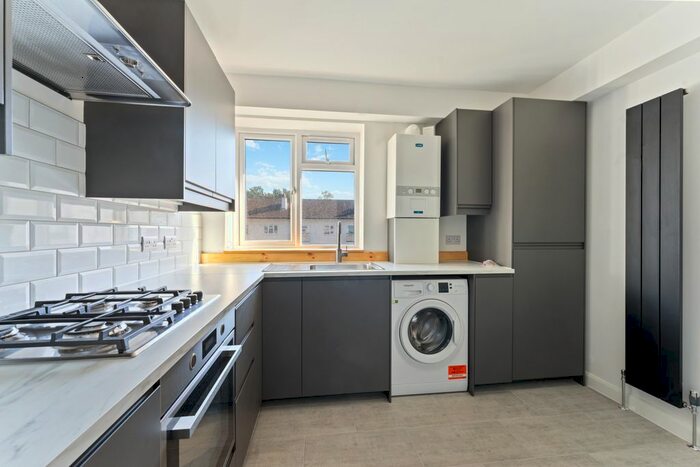 2 Bedroom Flat To Rent In Newdigate House, Kingsnympton Park, Kingston Upon Thames, Surrey, KT2