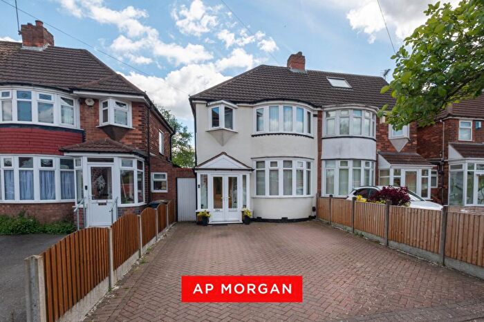 3 Bedroom Semi-Detached House For Sale In Lyndon Road, Solihull, West Midlands, B92