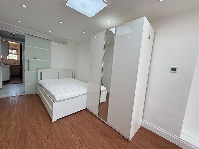 Semi-Detached House To Rent In Lingfield Crescent, Welling, SE9
