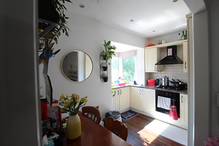 2 Bedroom Flat To Rent In Oak Avenue, Christchurch, BH23