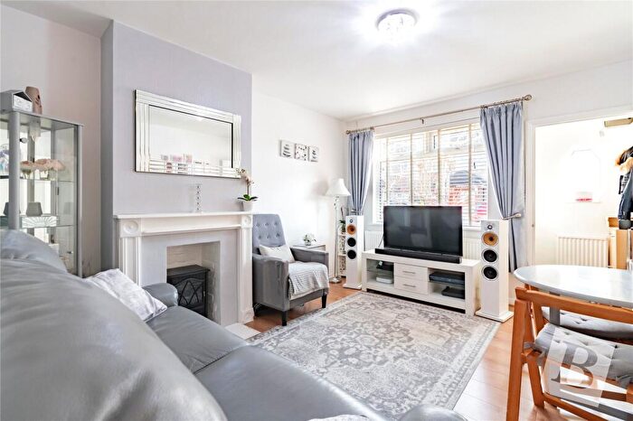 2 Bedroom Maisonette For Sale In Grantham Gardens, Chadwell Heath, RM6