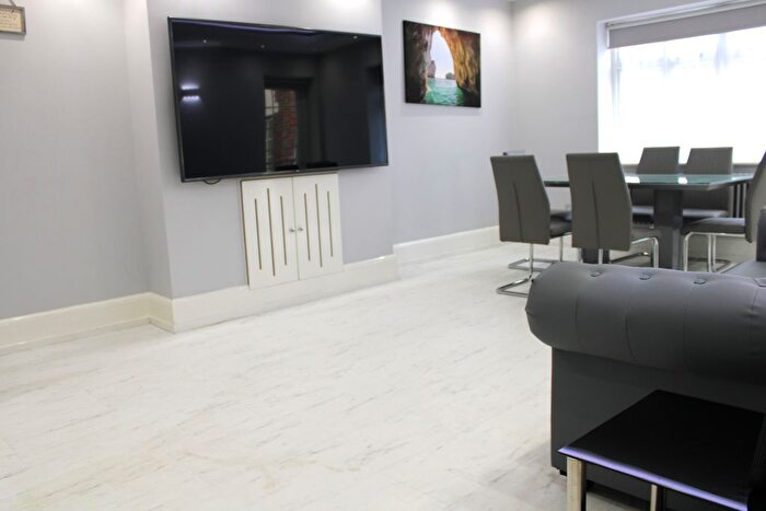 2 Bedroom Flat To Rent In Holmdale Gardens, London, NW4