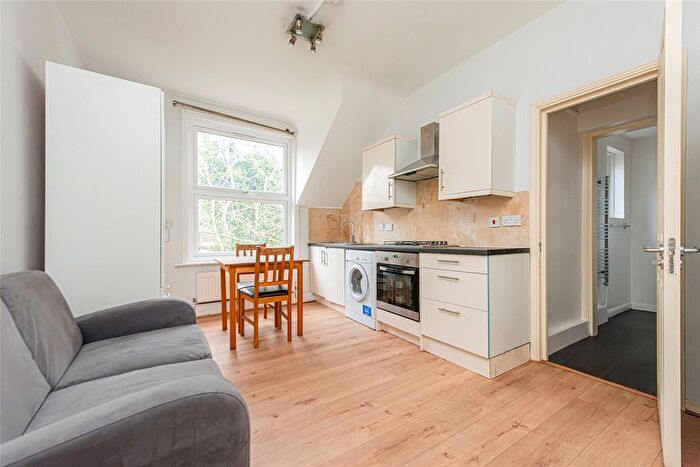 1 Bedroom Flat To Rent In Aldrington Road, Tooting Common, London, SW16