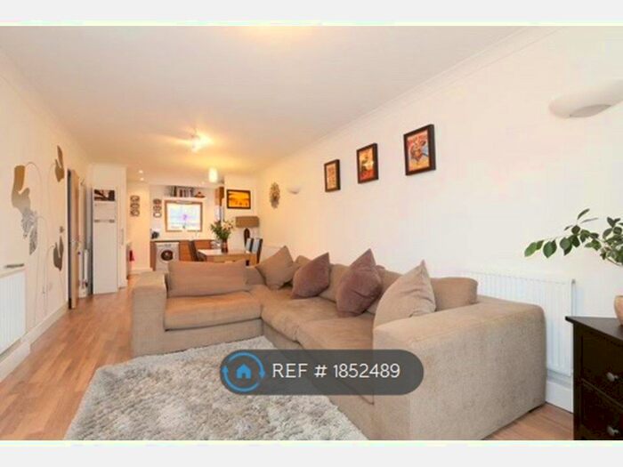 2 Bedroom Flat To Rent In Cazenove Road, London, N16