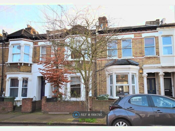 3 Bedroom Flat To Rent In Solon Road, London, SW2