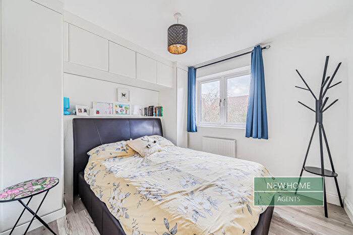 3 Bedroom End Of Terrace House For Sale In Fullbrook Avenue, Reading, RG7