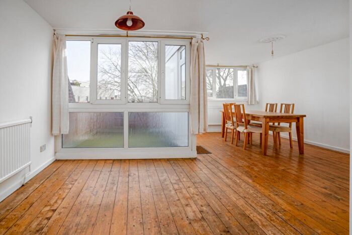 2 Bedroom Apartment To Rent In Hedingham Close, Islington, London, N1