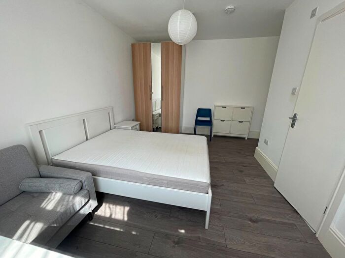1 Bedroom Terraced House To Rent In North Circular Road, London, N13