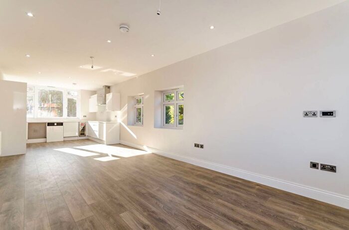 3 Bedroom Flat To Rent In Harold Road, Crystal Palace, London, SE19