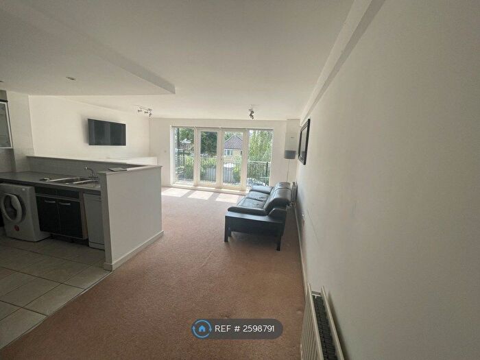 2 Bedroom Flat To Rent In Poynders Road, London, SW4