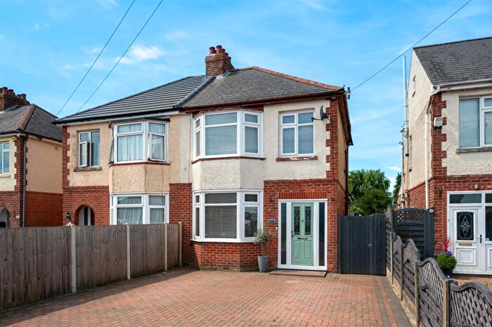 3 Bedroom Semi-Detached House For Sale In Hart Plain Avenue, Cowplain, PO8