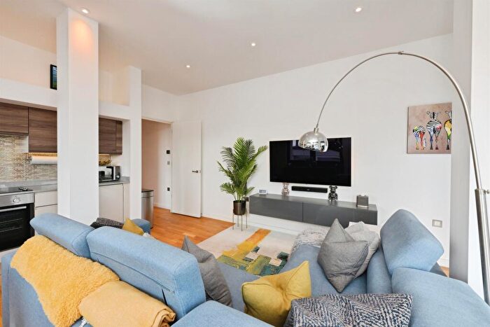 1 Bedroom Flat For Sale In High Road, Broxbourne, EN10