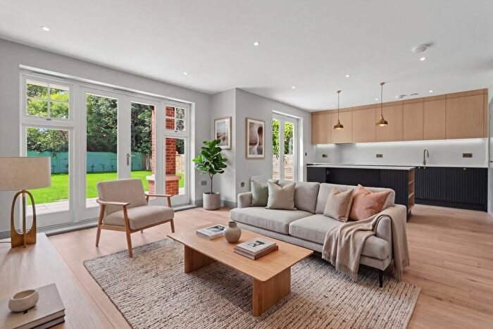 2 Bedroom Apartment For Sale In Beauchamp Road, East Molesey, KT8
