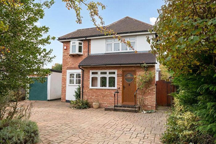 4 Bedroom Detached House For Sale In West Farm Avenue, Ashtead, KT21