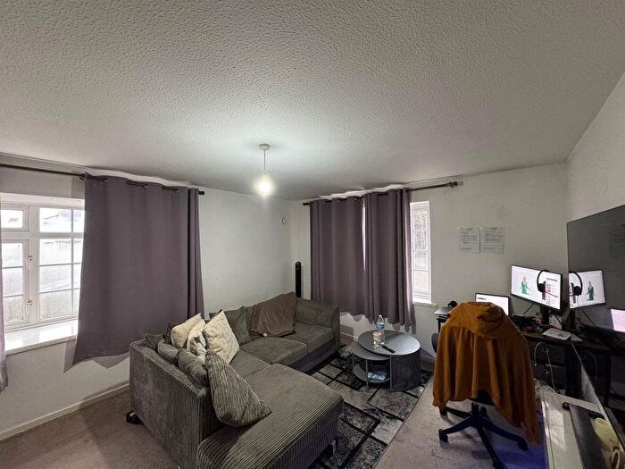 2 Bedroom Flat To Rent In Mayford Close, Beckenham, BR3