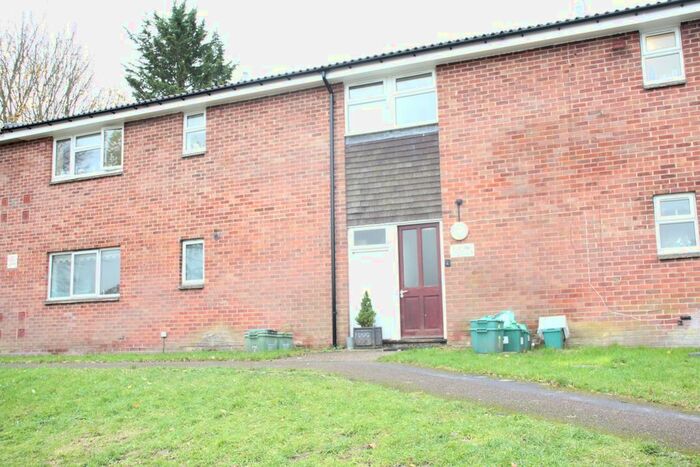 2 Bedroom Flat For Sale In Hayfield Court, Eastbury, RG17
