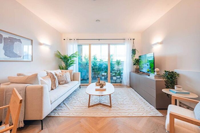 1 Bedroom Flat To Rent In Madeleine Court, North Acton, Acton, W3