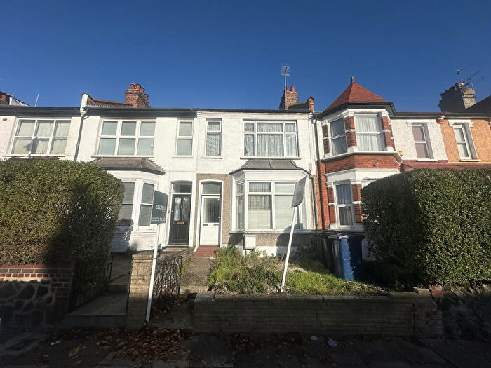 3 Bedroom Terraced House For Sale In Squires Lane, Finchley, London, N3