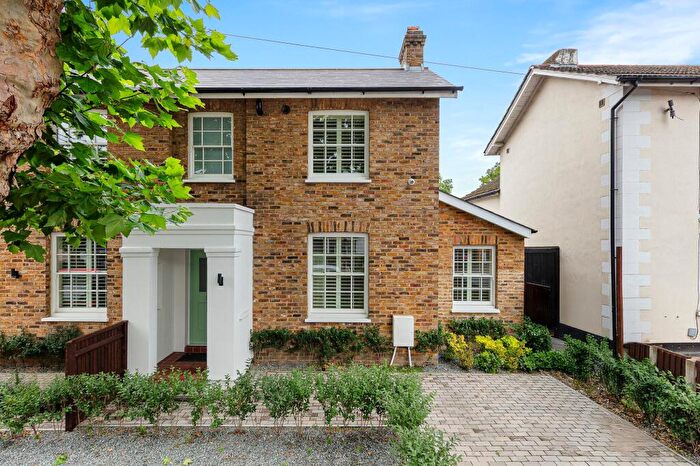 3 Bedroom Semi-Detached House For Sale In Consort Road, London, SE15