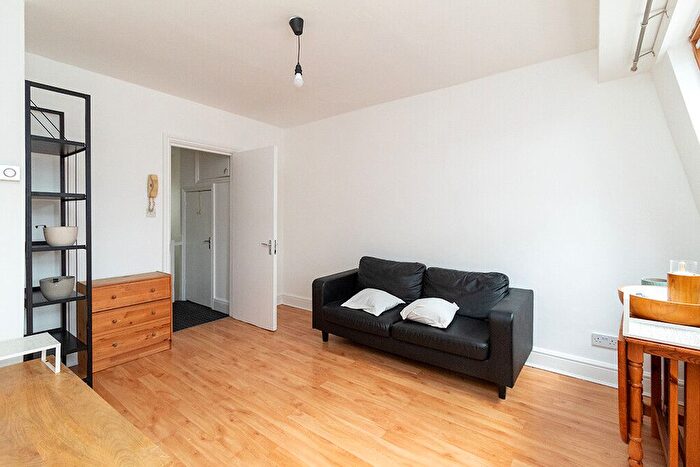 1 Bedroom Flat To Rent In Ladbroke Crescent, Notting Hill, London, W11