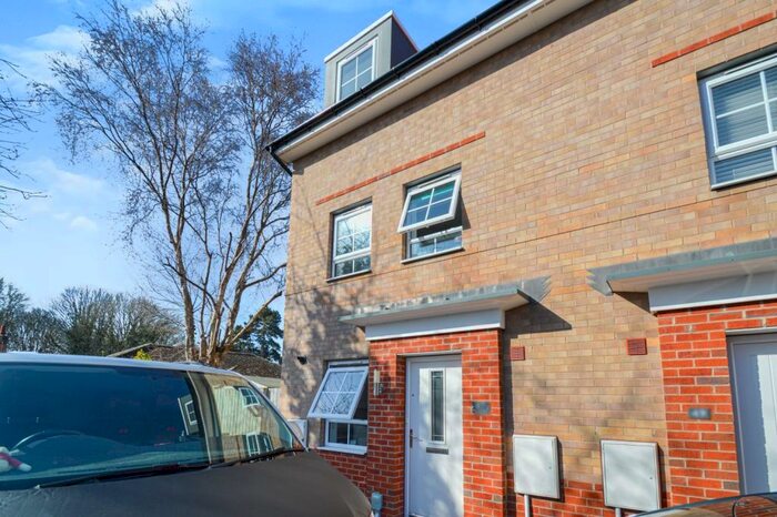 3 Bedroom Semi-Detached House To Rent In Petfield Drive, Anlaby, HU10