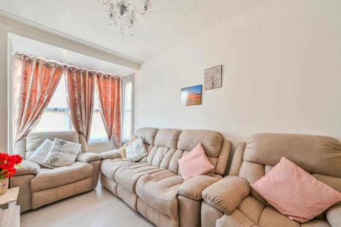 2 Bedroom Flat To Rent In Katherine Road, East Ham, London, E6