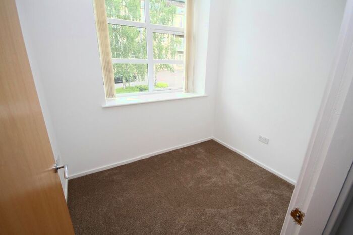 2 Bedroom Flat To Rent In Brackendale, Bradford, BD10