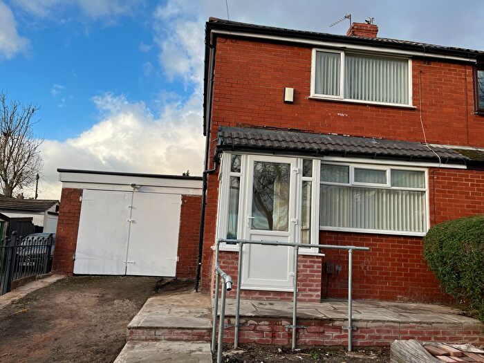 2 Bedroom End Of Terrace House To Rent In College Avenue, Oldham, OL8