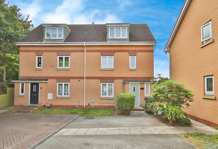 3 Bedroom Semi-Detached House For Sale In Parkland Crescent, Kingswood, Hull, HU7