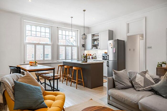 2 Bedroom Flat For Sale In Terrapin Road, Balham, London, SW17