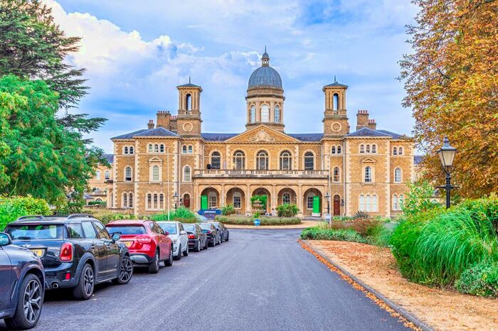 3 Bedroom Flat To Rent In Princess Park Manor, Royal Drive, London, N11