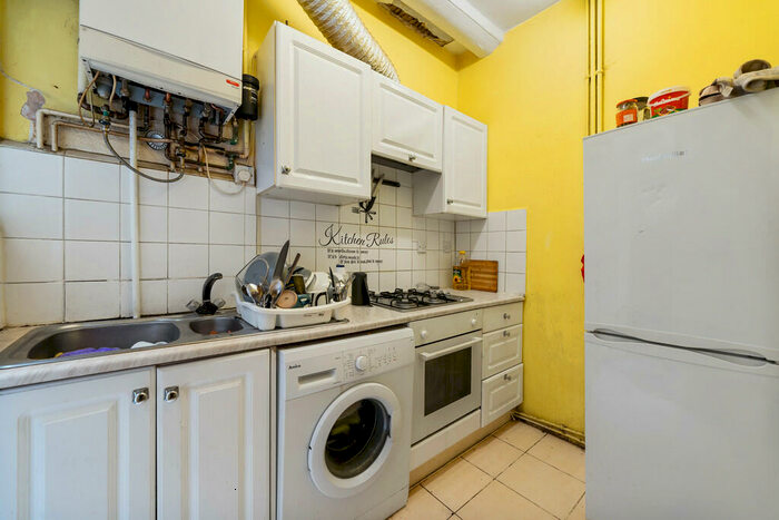 3 Bedroom Terraced House For Sale In York Road, Bounds Green, N11