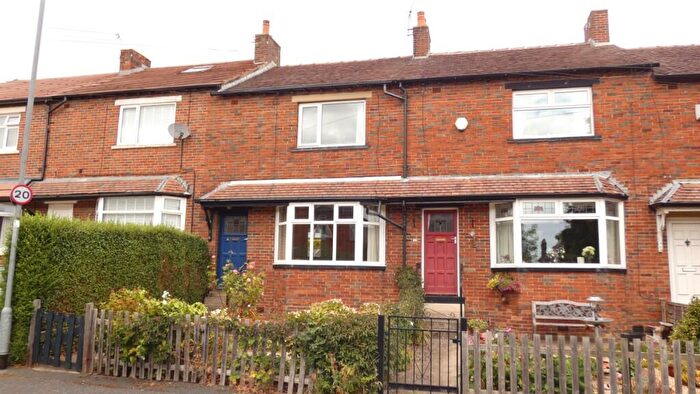 2 Bedroom Town House For Sale In Featherbank Terrace, Leeds, West Yorkshire, LS18