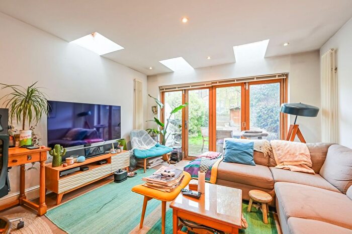 2 Bedroom Flat To Rent In Brighton Road, Stoke Newington, London, N16