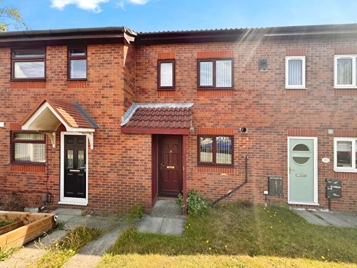 2 Bedroom Town House For Sale In Lingwell Road, Leeds, LS10