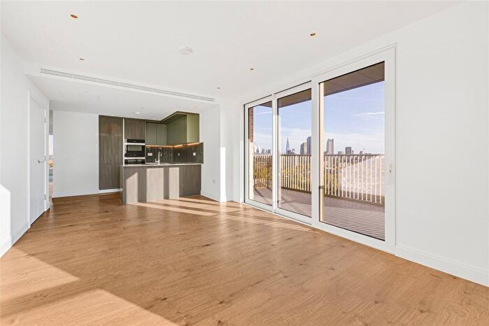 3 Bedroom Apartment To Rent In Gasholder Place, London, SE11