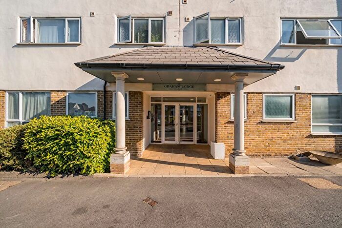 3 Bedroom Flat For Sale In Graham Road, London, NW4
