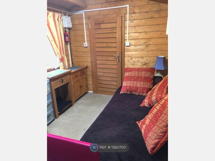 Studio To Rent In Old Bath Road, Reading, RG4