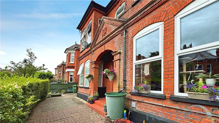 2 Bedroom Flat For Sale In Cargate Avenue, Aldershot, Hampshire, GU11