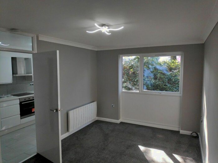 1 Bedroom Flat To Rent In Trotwood, Chigwell, IG7