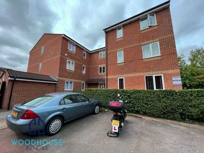 Studio To Rent In Blackdown Close, London, N2