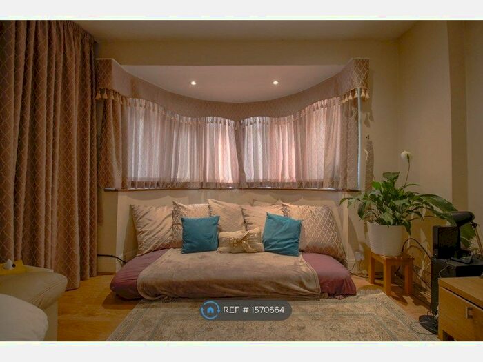 1 Bedroom Flat To Rent In Upper Birchen Grove, London, NW9