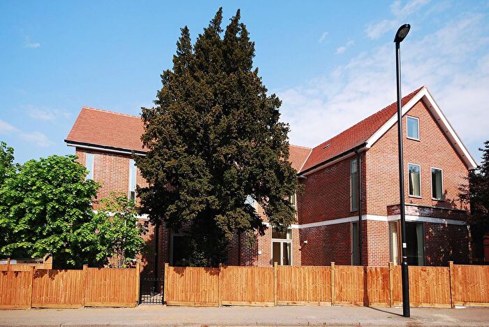 2 Bedroom Flat To Rent In Valley Road, Streatham, London, SW16