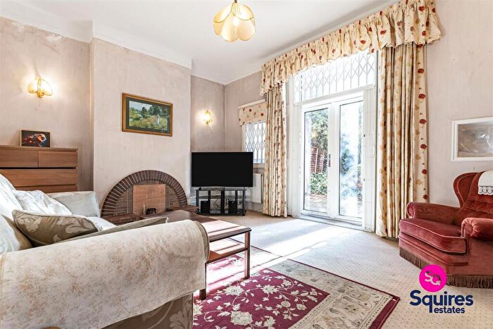 5 Bedroom Semi-Detached House For Sale In Granville Road, London, N12