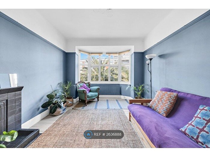 2 Bedroom Flat To Rent In Ethelburga Street, London, SW11