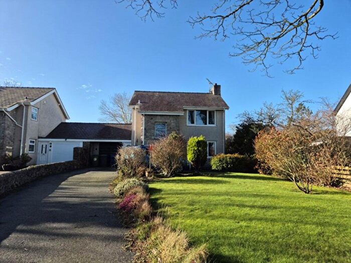 3 Bedroom Link Detached House For Sale In Hillcrest, Llangefni, Anglesey, LL77