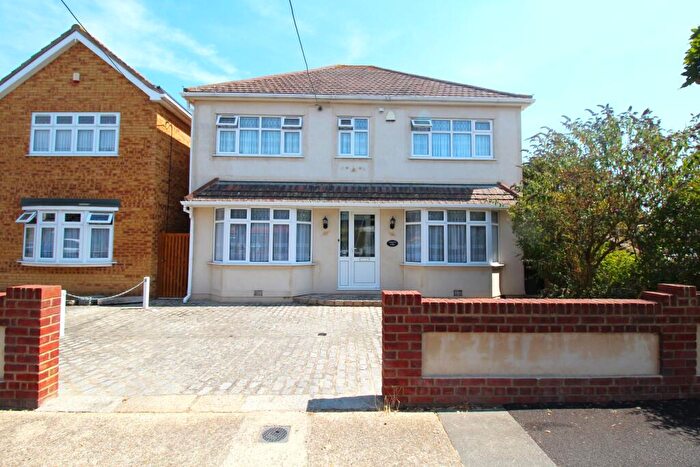 3 Bedroom Detached House To Rent In Lake Avenue, Rainham, RM13