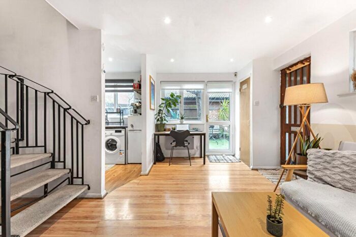 1 Bedroom Semi-Detached House To Rent In Claire Place, London, E14